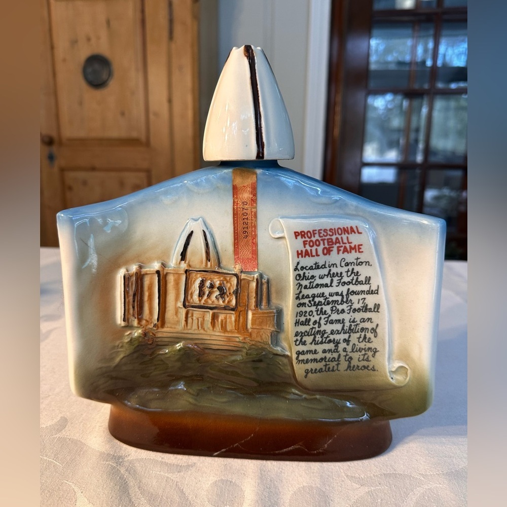 1972 Vintage Jim Beam Whiskey Decanter Depicting The Pro Football Hall of Fame - Picture 2 of 16